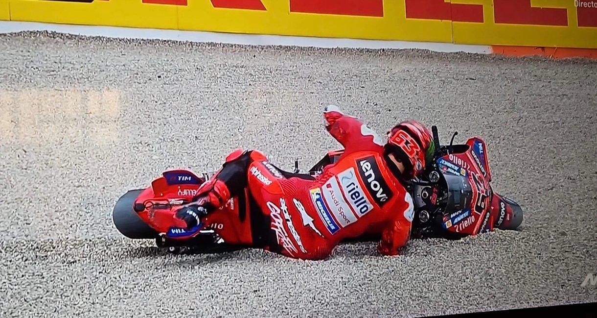 MotoGP Valencia, Pecco Bagnaia cade nella gara finale