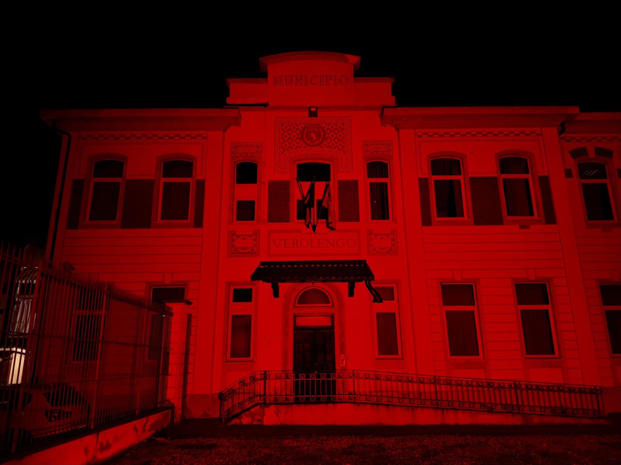 Contro la Violenza, il municipio s’illumina di rosso e diffonde il numero di aiuto