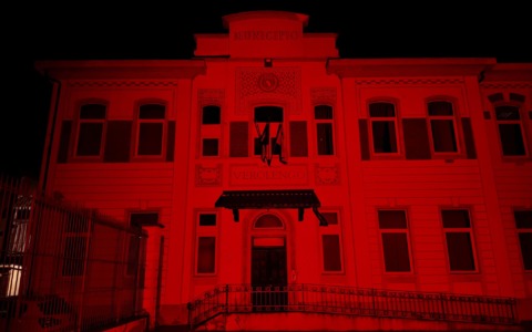 Contro la Violenza, il municipio s’illumina di rosso e diffonde il numero di aiuto