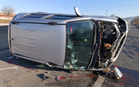 Auto si ribalta allo svincolo di Chivasso Ovest: quattro feriti