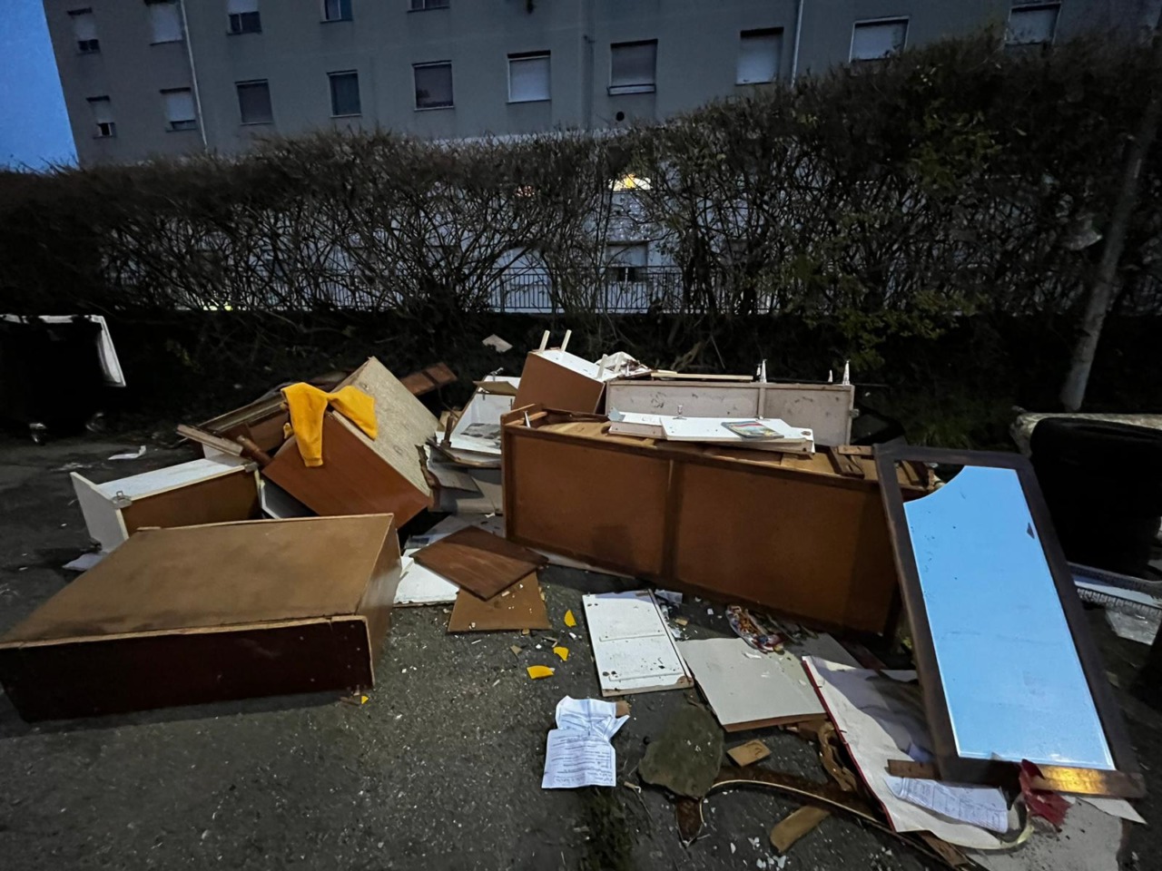 Quel che resta di Giusy Arena: i suoi mobili finiscono in strada