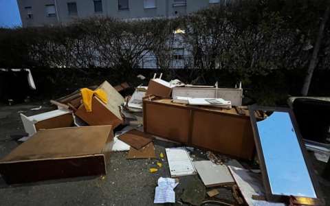 Quel che resta di Giusy Arena: i suoi mobili finiscono in strada