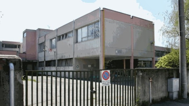 «Ti brucio la casa»: prof di Chivasso picchiata e trascinata per i capelli dalla madre di un’alunna
