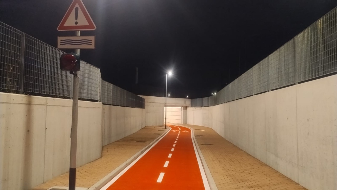 Passaggi a livello eliminati, aperta la strada e la ciclopedonale