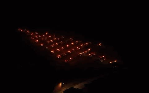 Un albero di Natale fatto di trattori: la magia dalla terra IL VIDEO