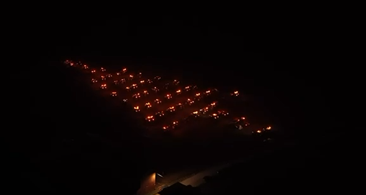 Un albero di Natale fatto di trattori: la magia dalla terra IL VIDEO