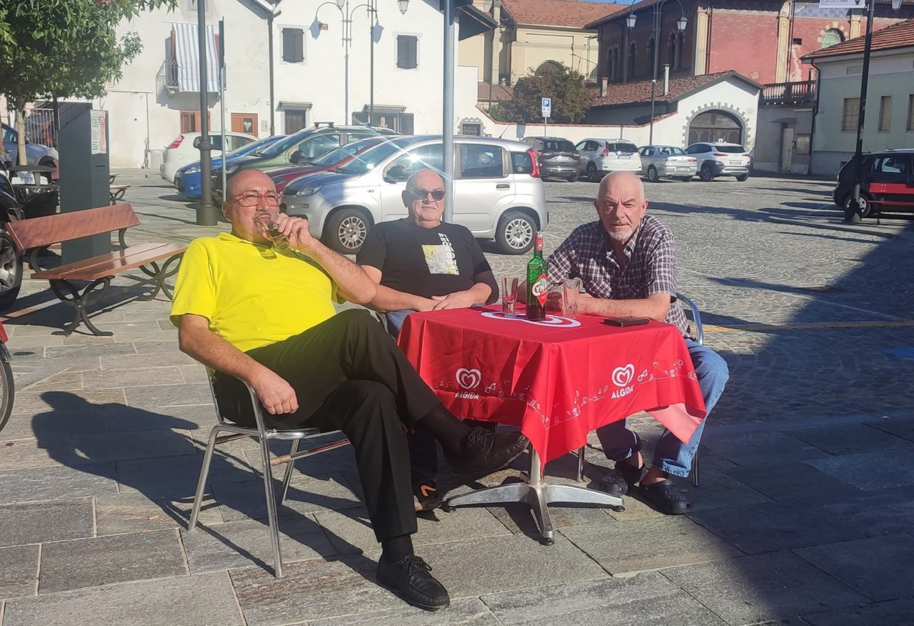 Piergiorgio con gli stessi amici 40 anni dopo