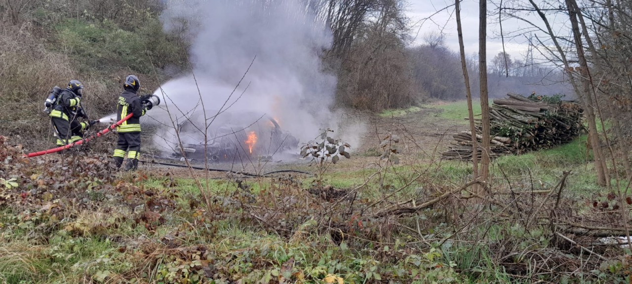 Auto data alle fiamme dopo una rapina in banca