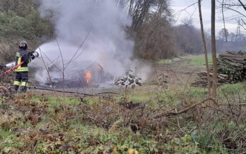 Auto data alle fiamme dopo una rapina in banca