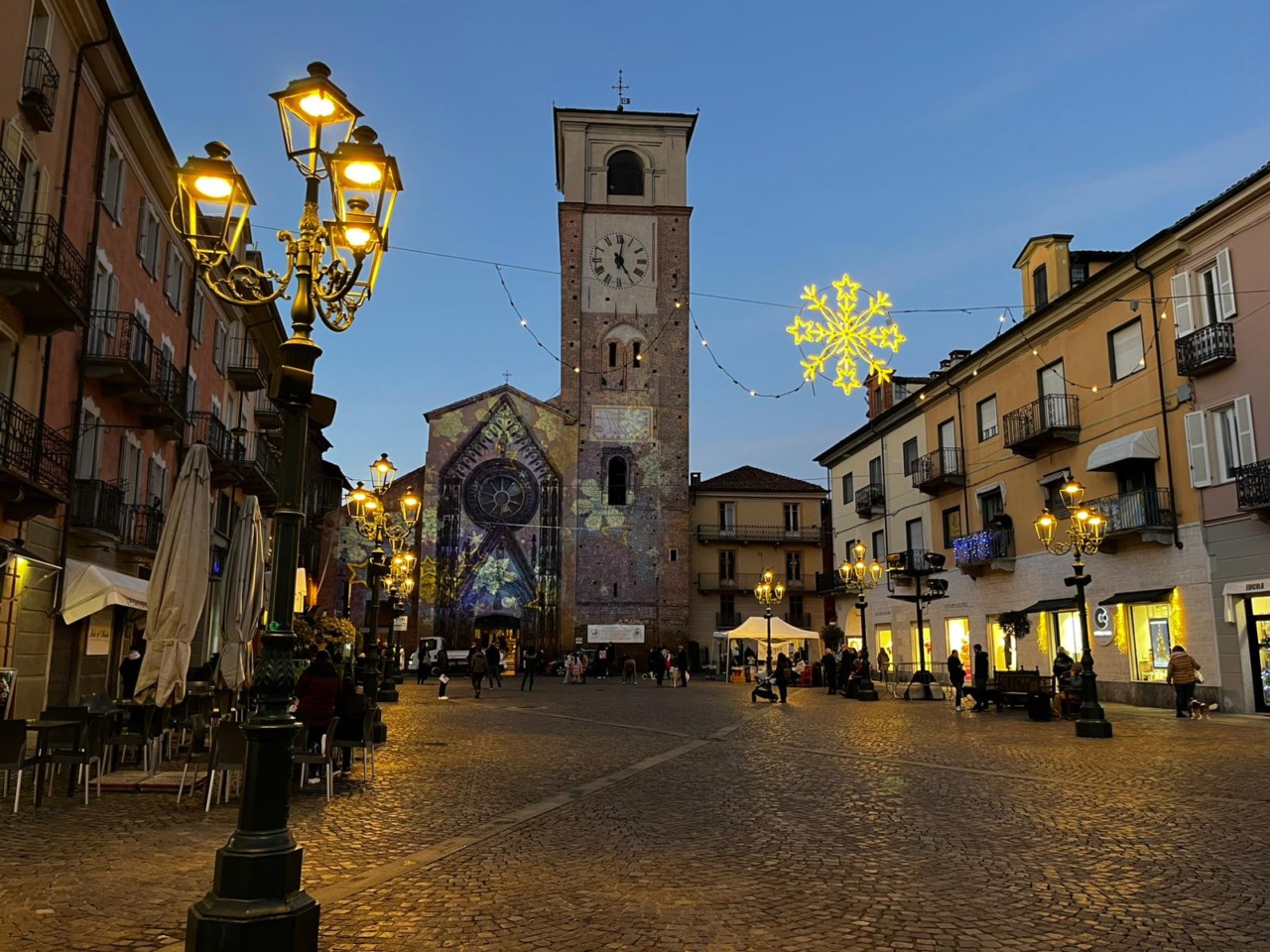 La magia del Natale prende vita con luci e musica