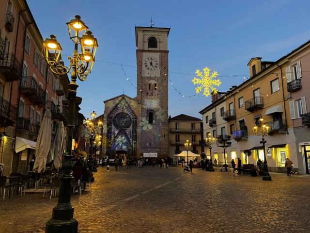 La magia del Natale prende vita con luci e musica
