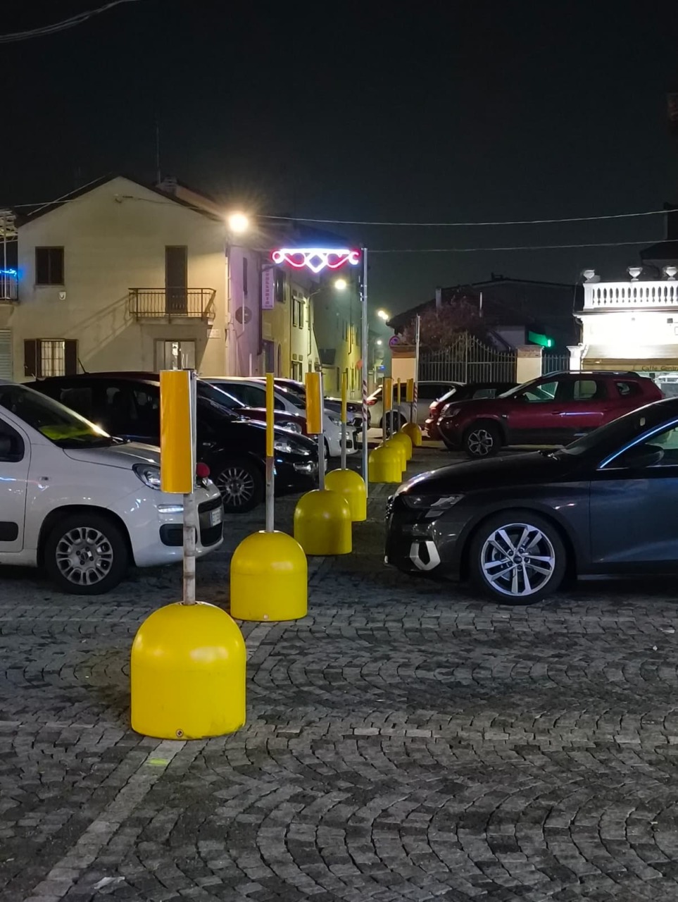 Castelrosso, i “panettoni” in piazza fanno discutere: “Sono orribili”