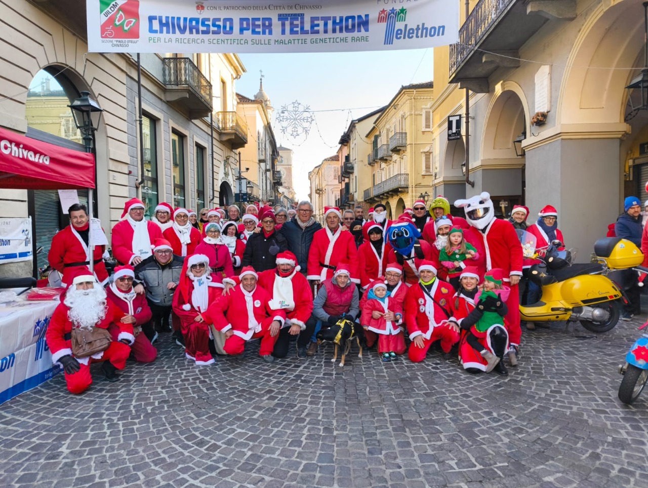 Telethon, la carica dei Babbi Natale in Vespa e in Moto LE FOTO