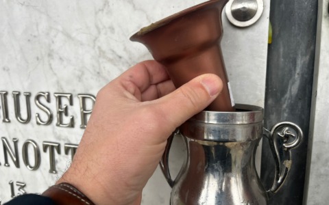 Rubano fiori e portavasi dai cimiteri: che vergogna!