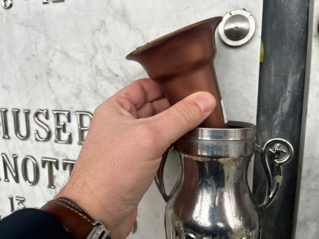 Rubano fiori e portavasi dai cimiteri: che vergogna!