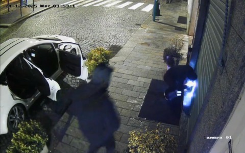 Tentato colpo in centro: scatta l’allarme, ladri scappano a mani vuote IL VIDEO