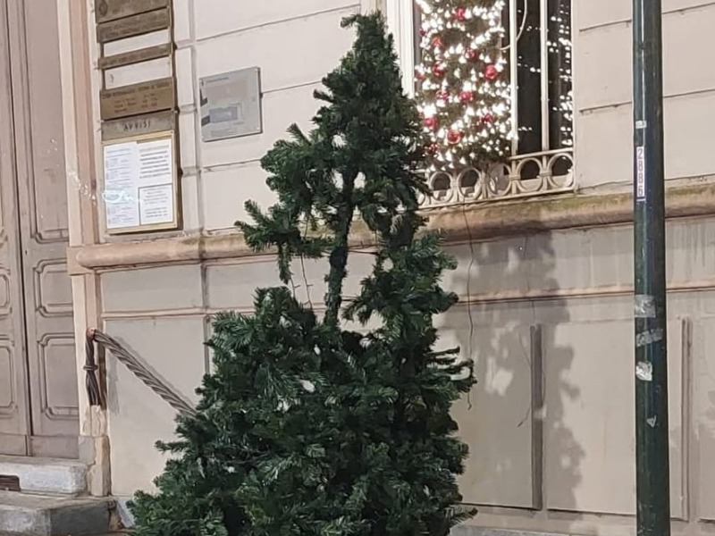 I vandali colpiscono l’albero di Natale