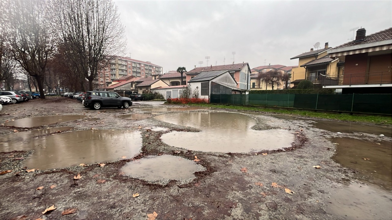 Il parcheggio fantasma tra fango e buche ad ogni pioggia