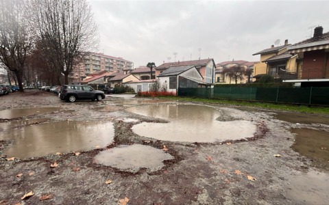 Il parcheggio fantasma tra fango e buche ad ogni pioggia