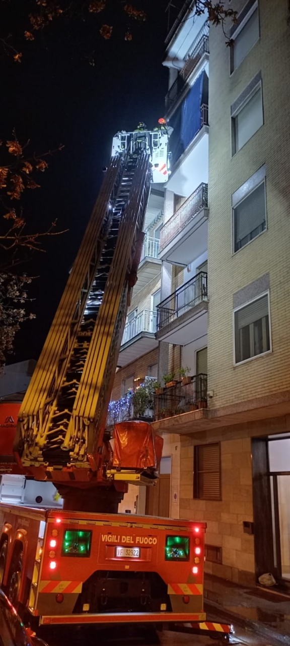 Ladri in azione la notte di Natale: arrivano i Vigili del Fuoco