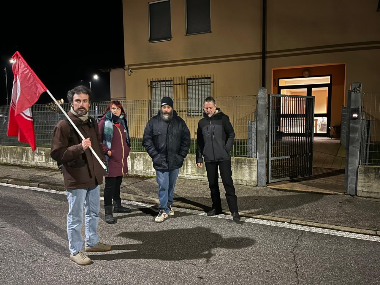 Chiude il dormitorio, sei persone in mezzo alla strada