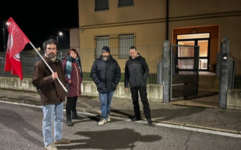 Chiude il dormitorio, sei persone in mezzo alla strada