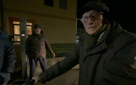 Chiusura dormitorio, 61enne resta in mezzo alla strada IL VIDEO