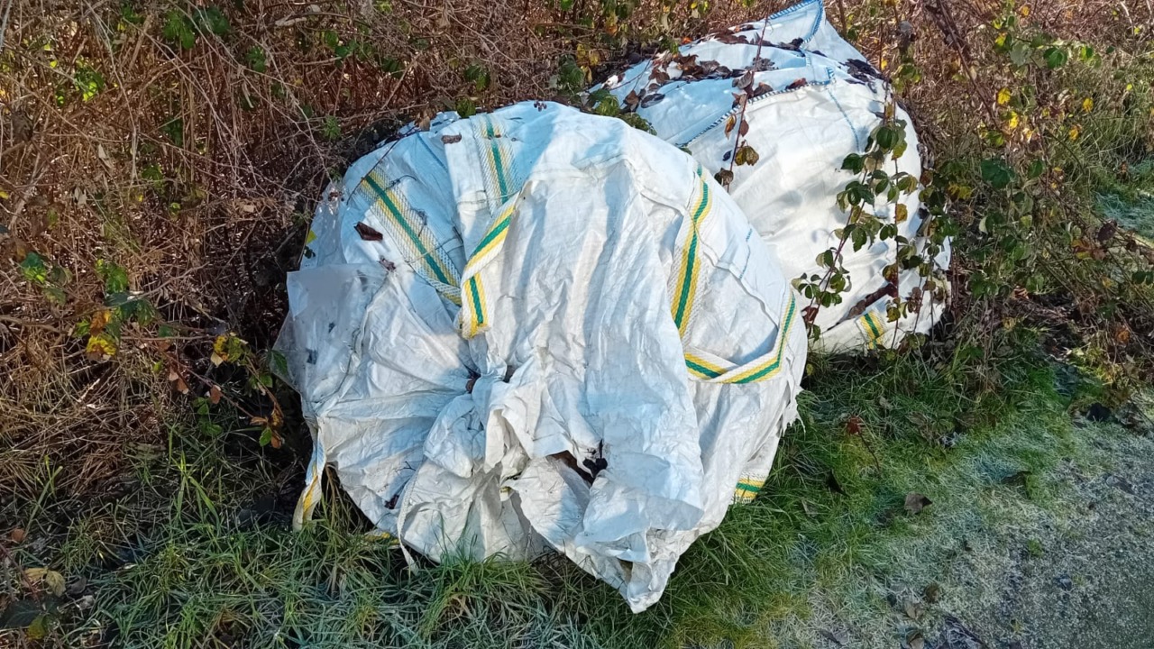 Abbandonano sacchi pieni d’amianto nelle campagne di Betlemme