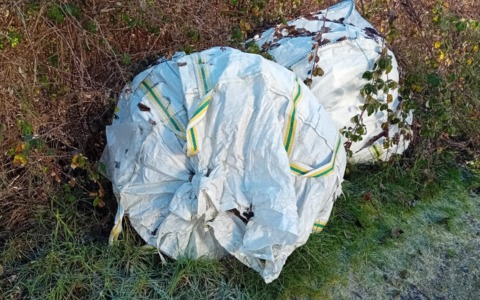 Abbandonano sacchi pieni d’amianto nelle campagne di Betlemme