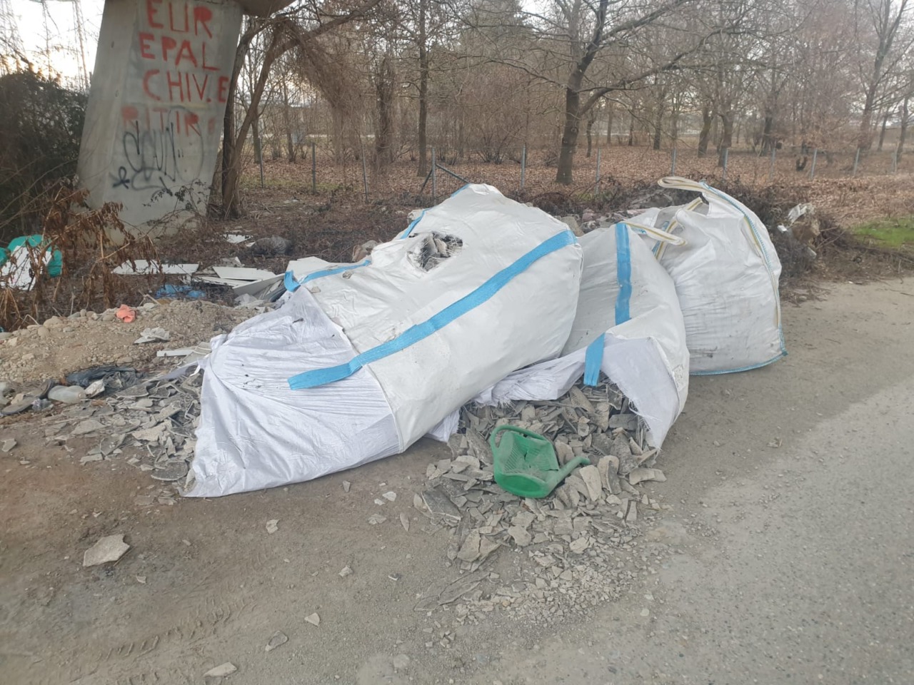 Eternit abbandonato sotto il cavalcavia dell’autostrada