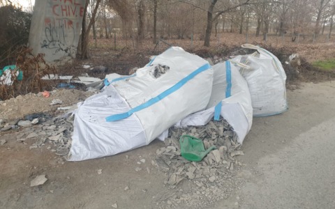 Eternit abbandonato sotto il cavalcavia dell’autostrada