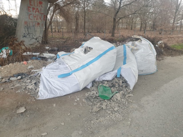 Eternit abbandonato sotto il cavalcavia dell’autostrada