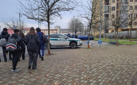 Spaccio, i controlli davanti alle scuole di Chivasso