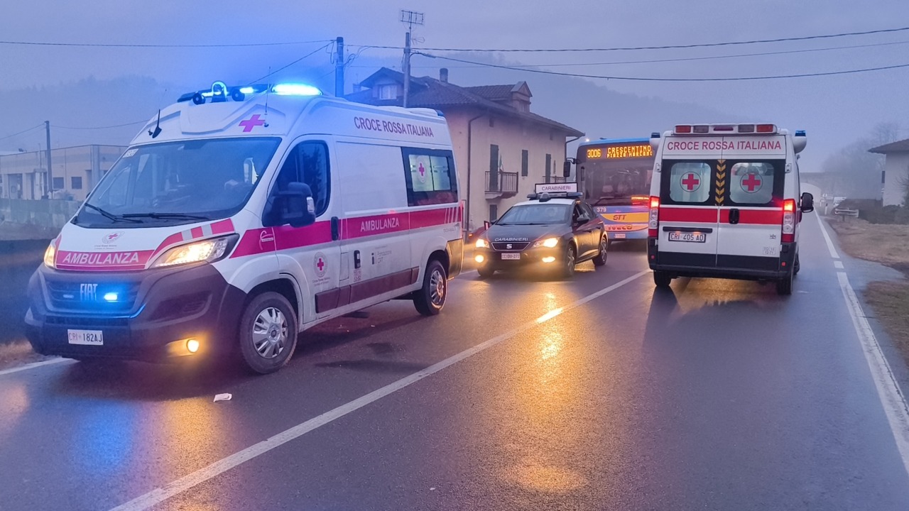 Travolto da un'auto sulla 590: ragazzino in codice rosso