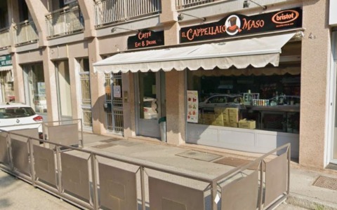 La banda del tombino colpisce ancora: sfondata la vetrina di un bar