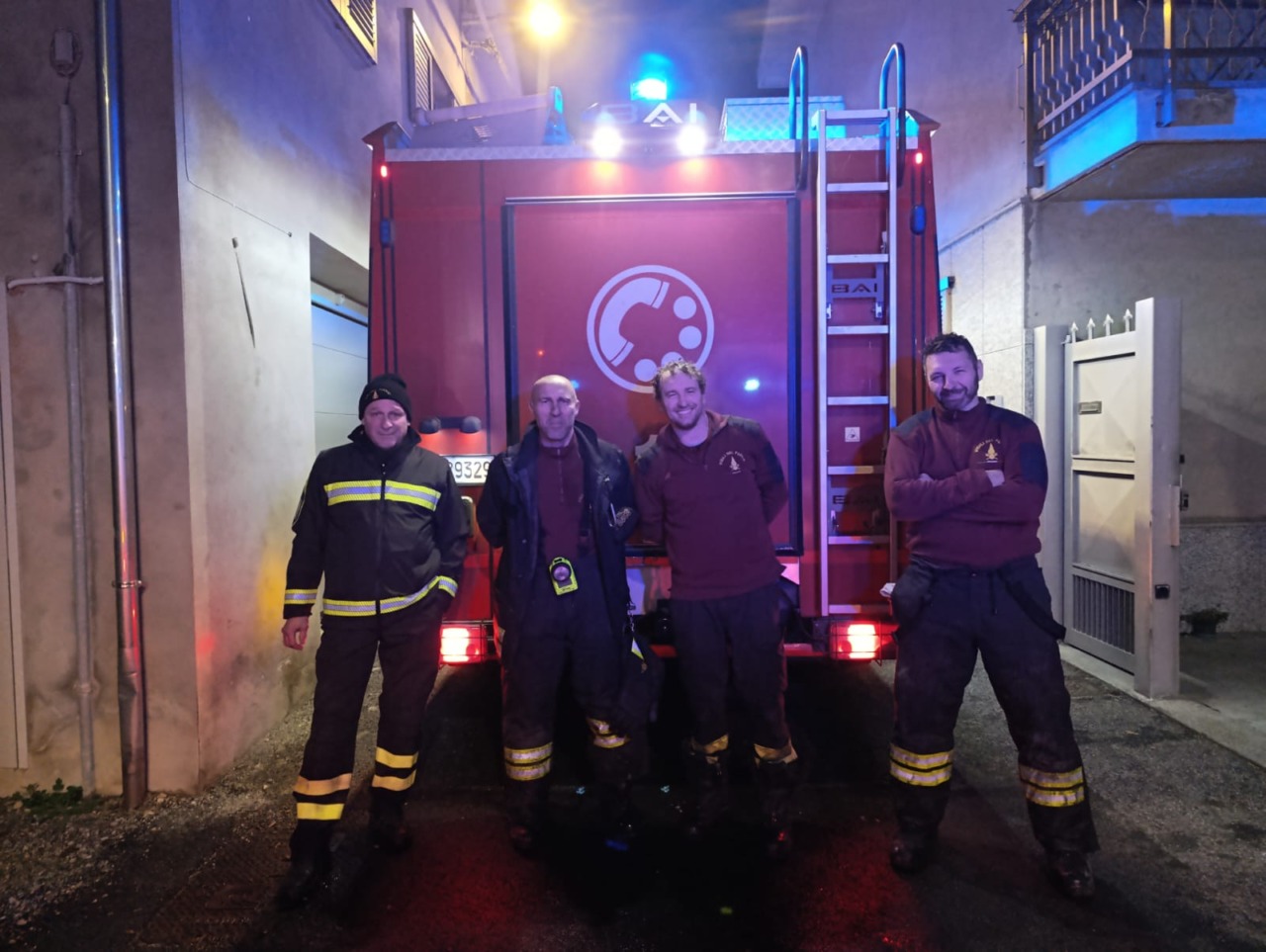 Incendio tetto nella serata di San Silvestro, intervengono i Vigili del Fuoco