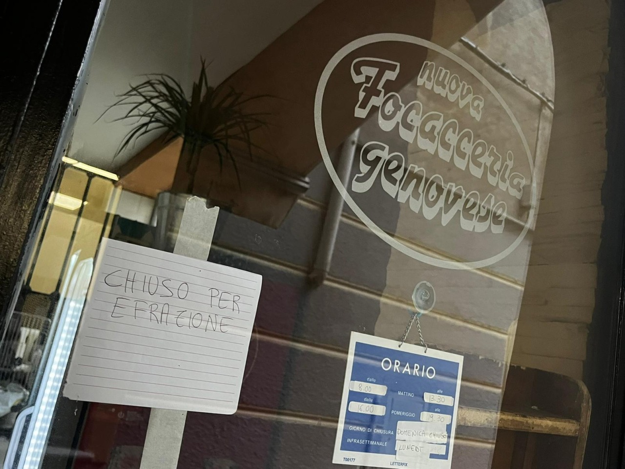 Sfondano la vetrina della “Focacceria Genovese” con un tombino