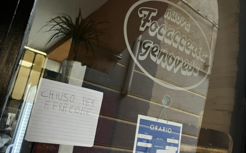 Sfondano la vetrina della “Focacceria Genovese” con un tombino