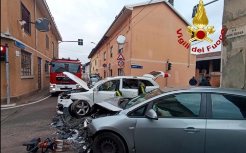 Scontro tra due auto nel pomeriggio: tre persone coinvolte