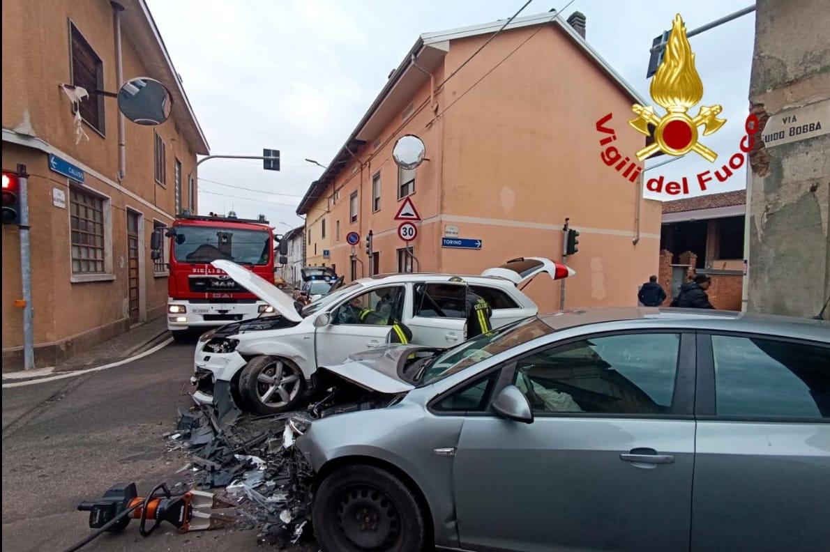 Scontro tra due auto nel pomeriggio: tre persone coinvolte