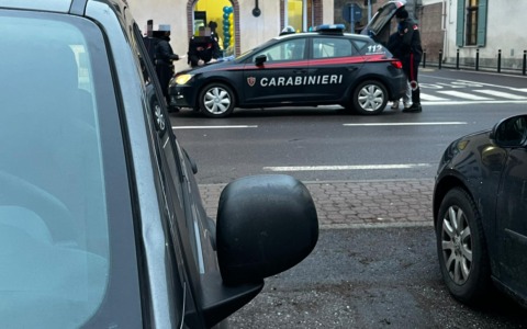 Bambina investita mentre attraversa sulle strisce pedonali