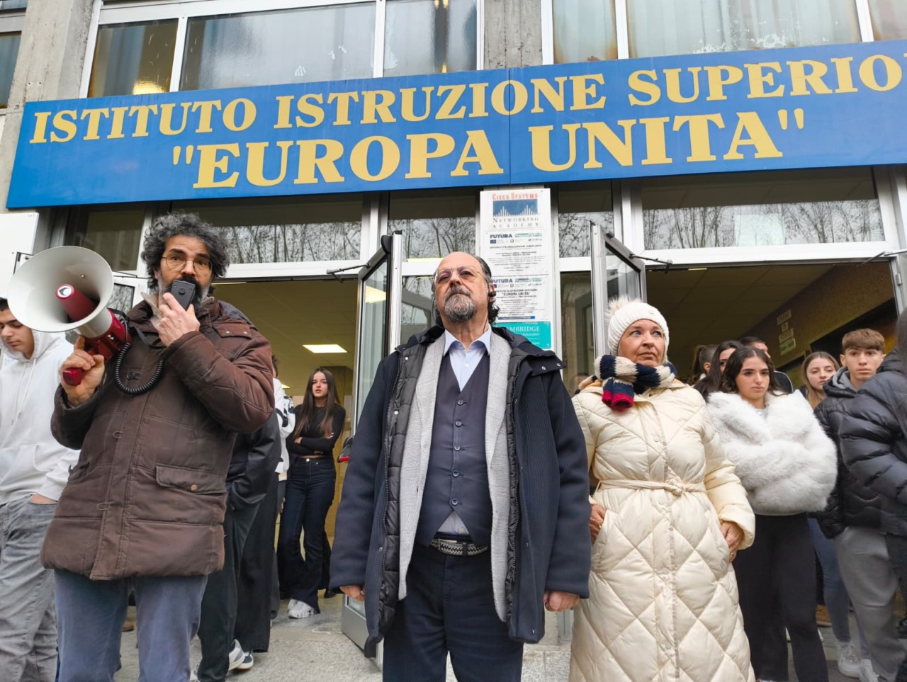 Fiori e “rumore” per Mark: il commovente ricordo dei compagni di scuola IL VIDEO