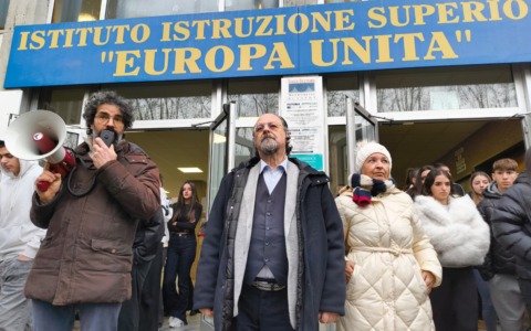 Fiori e “rumore” per Mark: il commovente ricordo dei compagni di scuola IL VIDEO