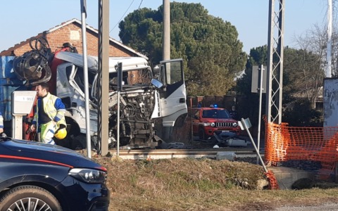 Incidente ferroviario a Chivasso: aggiornamenti, indagini e sicurezza ai passaggi a livello