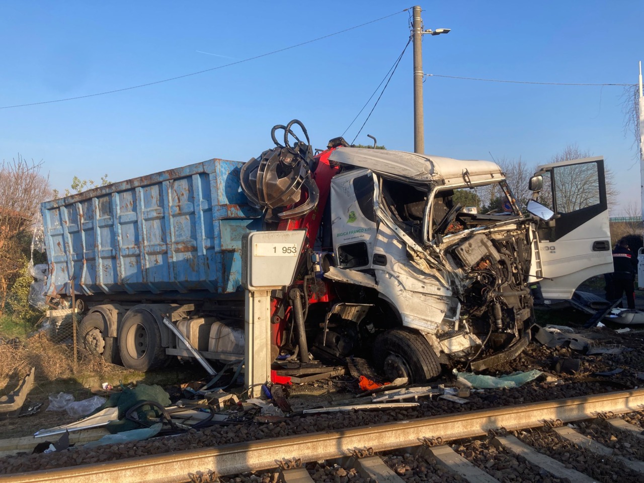 Incidente ferroviario: treno regionale contro camion LE FOTO