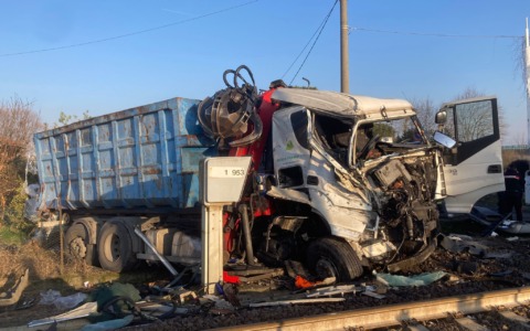 Incidente ferroviario: treno regionale contro camion LE FOTO