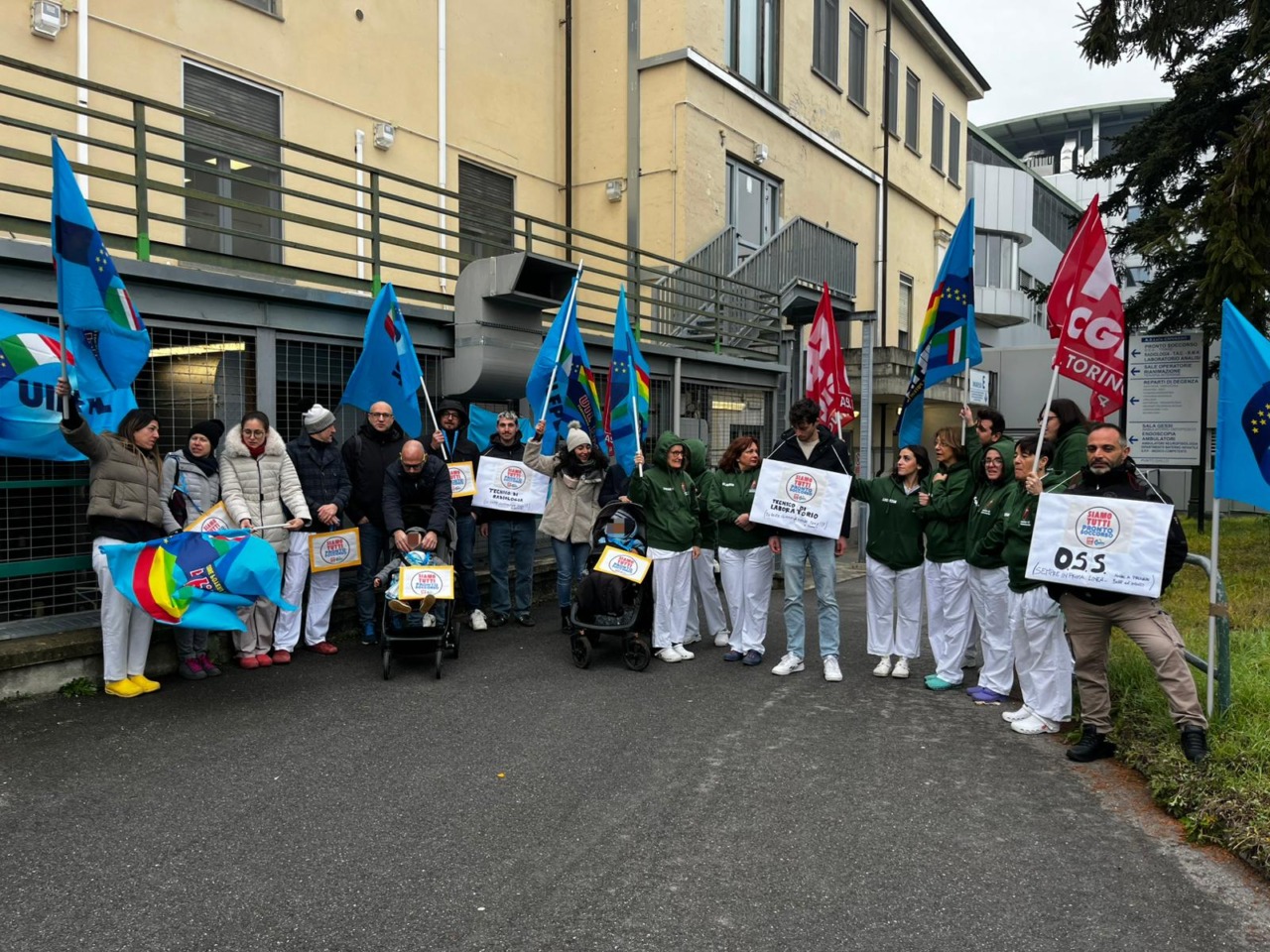 Flash mob di protesta fuori dal Pronto soccorso contro sperequazioni e professionisti dimenticati