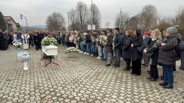 Il giorno del dolore, i funerali di Mark morto sulla Sp590