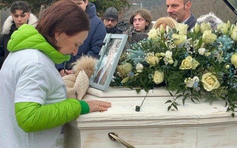 Il giorno del dolore, i funerali di Mark morto sulla Sp590