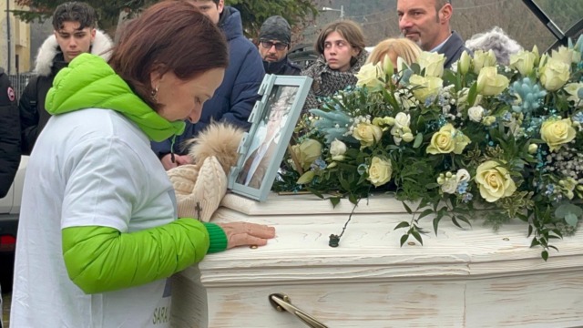 Il giorno del dolore, i funerali di Mark morto sulla Sp590